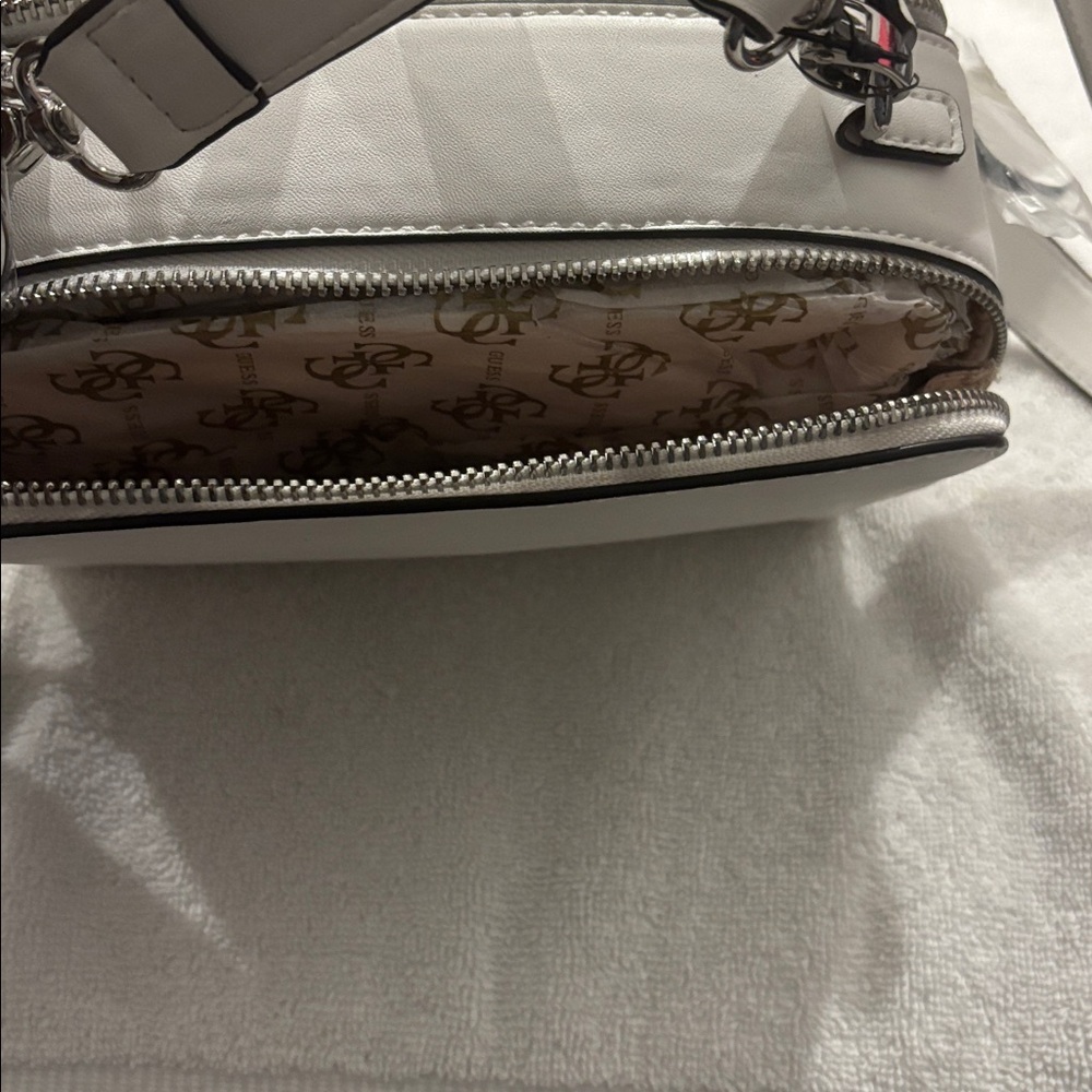 One of the most saw after Guess hand bags ever. White casual bags with strap. - Picture 3 of 5